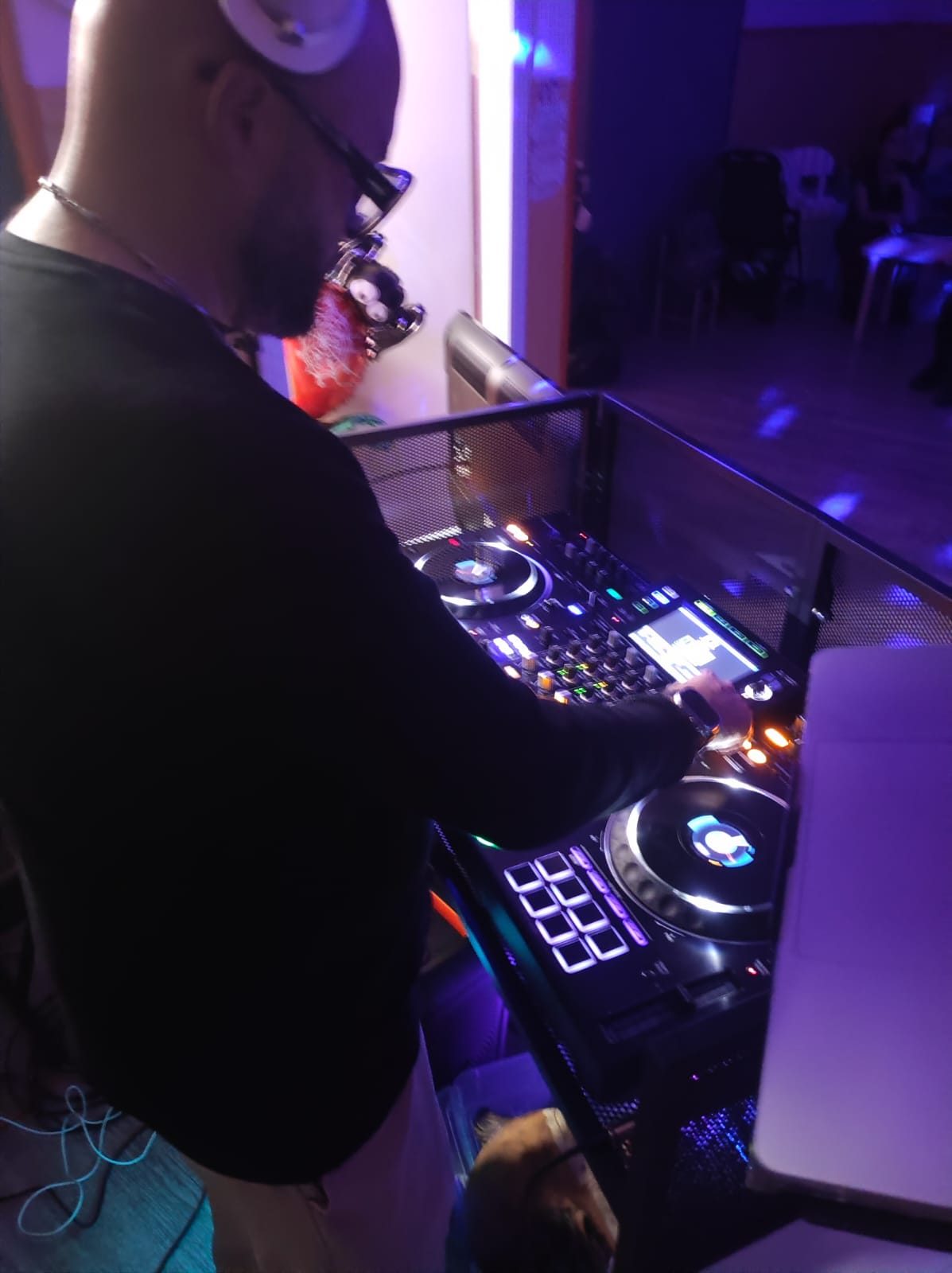 Fabrix DJ al lavoro sulla console Pioneer