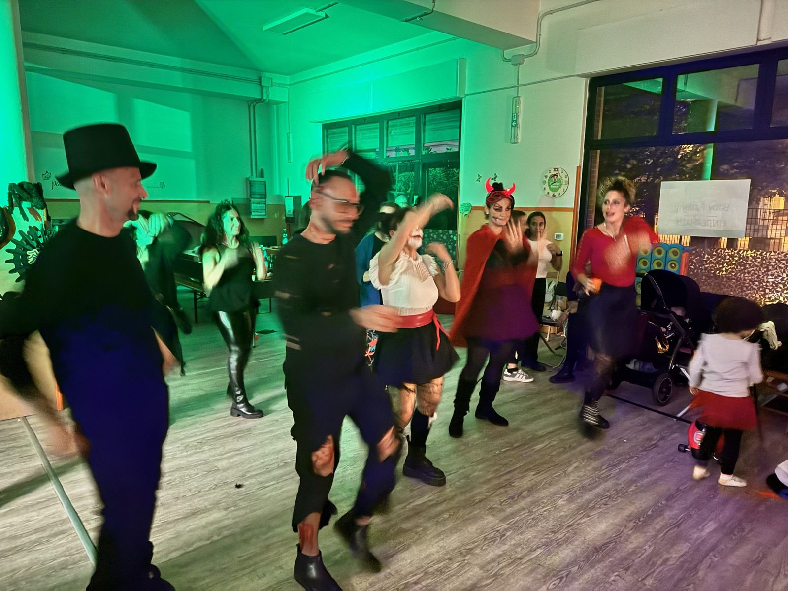 Festa in costume con luci verdi