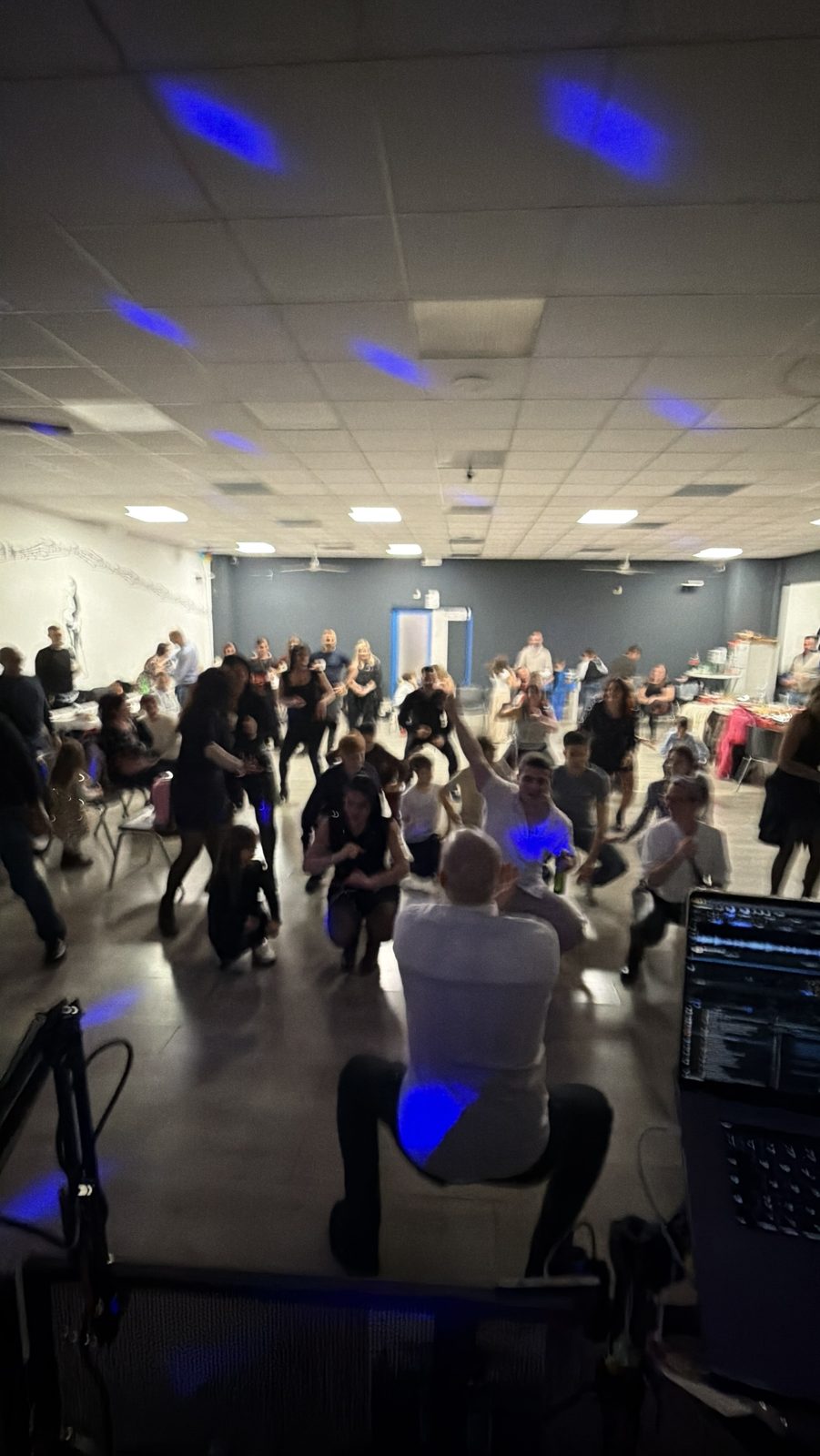 Invitati accovacciati in pista a ritmo di musica